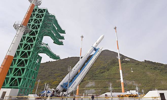 한국형 발사체 누리호(KSLV-II)가 20일 전남 고흥군 나로우주센터 제2발사대에 기립 되고 있다. 한국항공우주연구원 제공