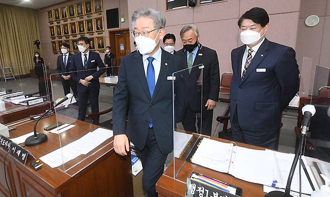 더불어민주당 대선 후보인 이재명 경기도지사가 20일 경기도 수원시 경기도청에서 열린 국회 국토교통위원회의 경기도에 대한 국정감사를 마친 후 의원들에게 인사하기 위해 이동하고 있다. 경기사진공동취재단