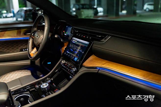 ‘올 뉴 그랜드 체로키 L’ 센터페시아.