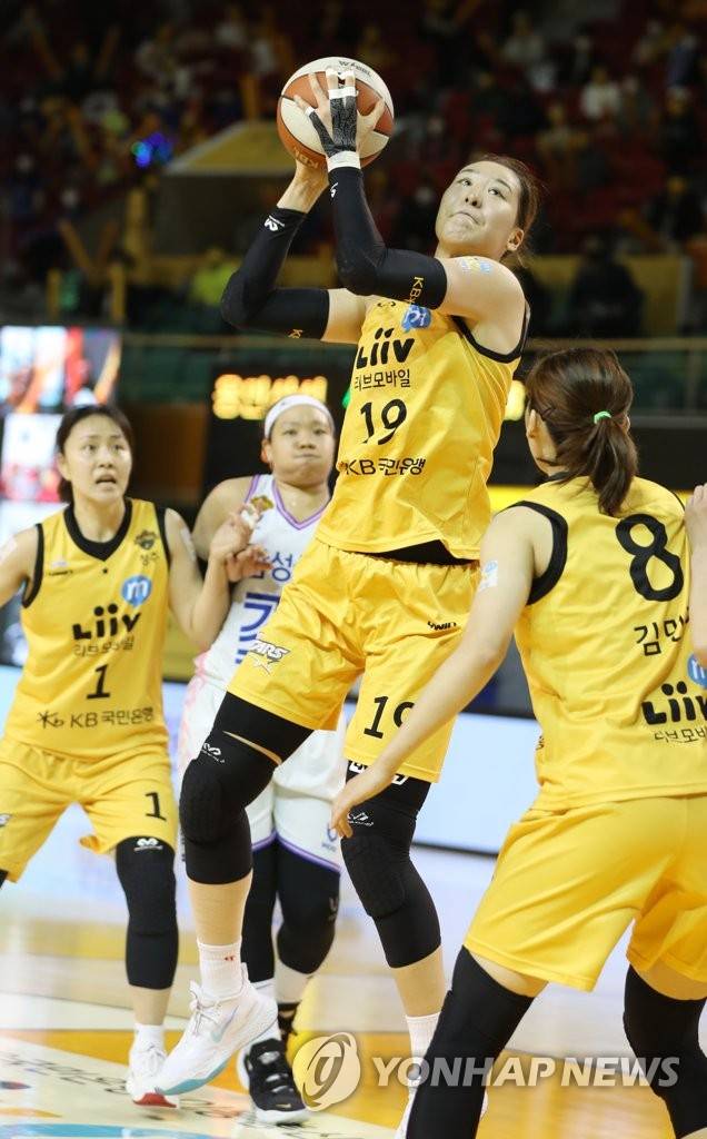 슛 시도하는 KB 박지수 [연합뉴스 자료사진]