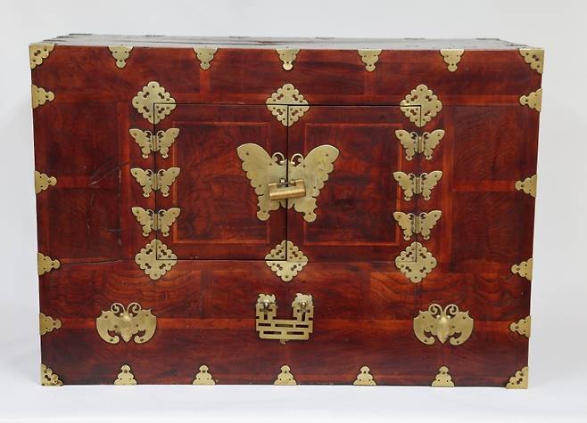 박경리 작가 유품 나비장(통영 머릿장) [통영시 제공. 재판매 및 DB 금지]