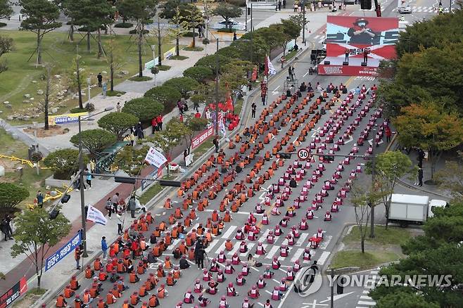 광주서 열린 민주노총 총파업대회…"3천명 참가" (광주=연합뉴스) 정회성 기자 = 20일 오후 광주 서구 치평동 도심에서 민주노총 광주본부가 주최한 '1020 총파업대회'가 열리고 있다. 민주노총 광주본부는 이날 총파업대회에 조합원 약 3천명이 참가했다고 밝혔다. 2021.10.20 hs@yna.co.kr