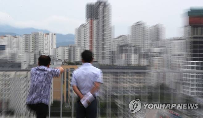 세종시 이전기관 공무원 특공 폐지 확정 세종시 이전기관 공무원을 대상으로 한 아파트 특별공급(이하 특공) 제도 폐지가 확정된 지난 7월 5일 오후 세종시 아파트 단지가 보이는 정부세종청사 옥상 공원에서 공무원들이 대화하고 있다. [연합뉴스 자료사진]