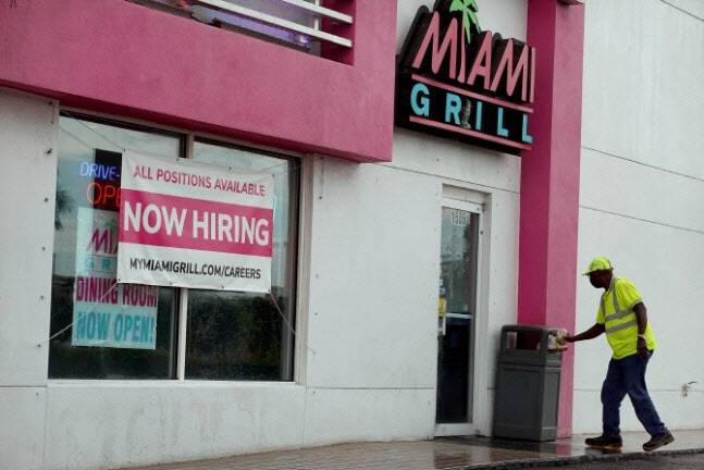 미국 플로리다주 한 식당에서 직원 구인공고를 낸 모습(사진=AFP)