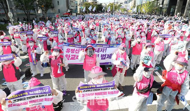 10·20 민주노총 총파업에 참가한 조합원들이 20일 서울 서대문역 인근에 기습 집결해 도로를 점거한 채 집회를 하고 있다.(사진=이데일리 이영훈 기자)