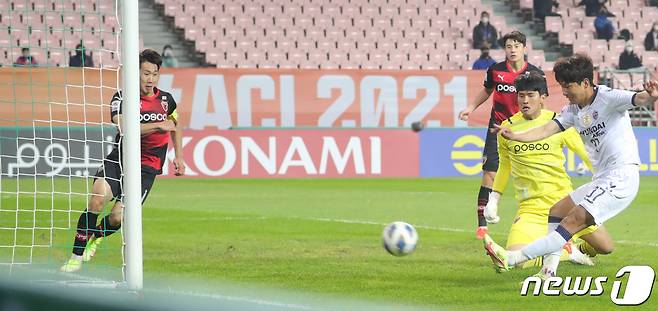 20일 전북 전주시 전주월드컵경기장에서 열린 '2021 아시아축구연맹(AFC) 챔피언스리그(ACL) 4강전 울산 현대와 포항 스틸러스의 경기에서 울산 윤일록이 슛을 하고 있다. 2021.10.20/뉴스1 © News1 유경석 기자