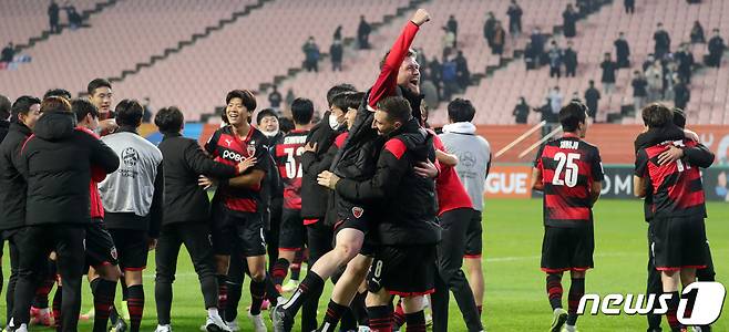 20일 전북 전주시 전주월드컵경기장에서 열린 '2021 아시아축구연맹(AFC) 챔피언스리그(ACL) 4강전 울산 현대와 포항 스틸러스의 경기에서 승부차기 끝에 승리한 포항 선수들이 기쁨을 만끽하고 있다. 2021.10.20/뉴스1 © News1 유경석 기자