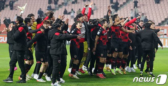 20일 전북 전주시 전주월드컵경기장에서 열린 '2021 아시아축구연맹(AFC) 챔피언스리그(ACL) 4강전 울산 현대와 포항 스틸러스의 경기에서 승부차기 끝에 승리한 포항 선수들이 기쁨을 만끽하고 있다. 2021.10.20/뉴스1 © News1 유경석 기자