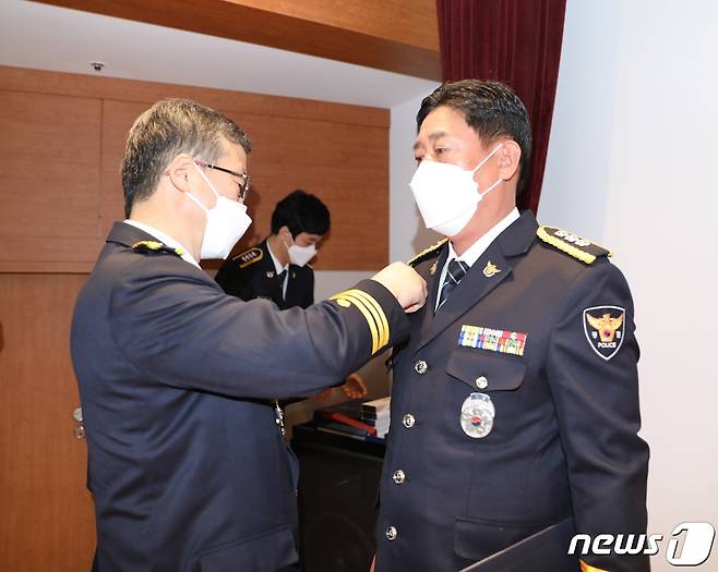 충북경찰청 홍보담당관실 임정빈 계장(경정)이 21일 열린 제76주년 경찰의 날 기념식에서 대통령 표창을 받고 있다.(충북경찰청 제공).2021.10.21/© 뉴스1