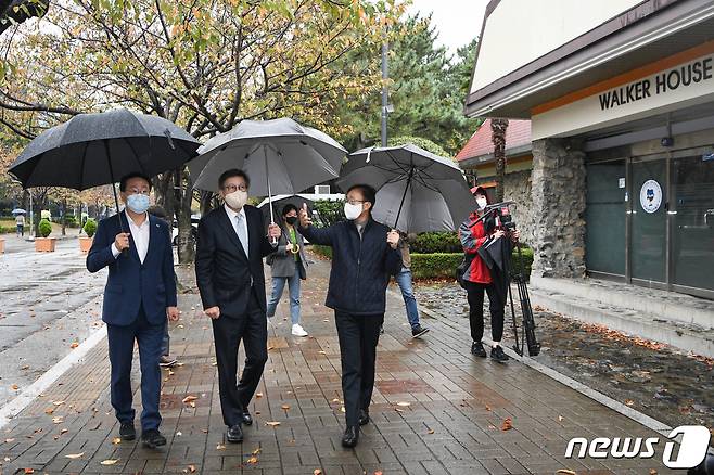 21일 오전 박형준 부산시장이 남구 부경대 대연캠퍼스 내 '평화와 청년문호의 길' 조성 예정 구간을 걷고 있다.(부산시 제공)© 뉴스1