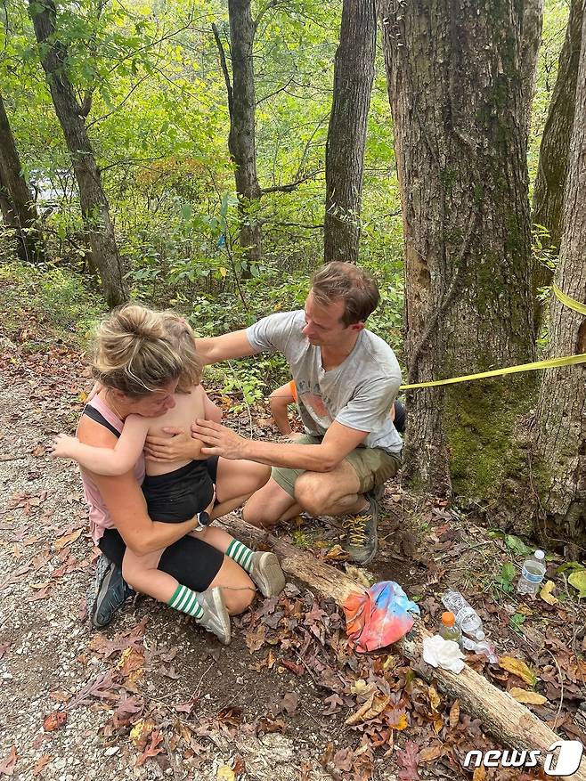 지난 15일 4세 소년이 미국 켄터키주 울프카운티의 다니엘 분 국유림에서 부모님과 하이킹을 하던 중 미끄러져 70피트 절벽에서 추락했다. 다행히 소년은 가벼운 상처만 입고 무사히 구조됐다. (Wolfe County Search & Rescue Team 페이스북 캡처) © News1 뉴스1