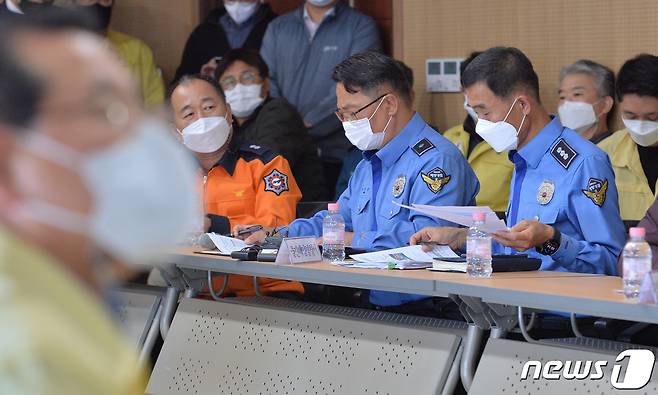 독도 해역에서 조업 중 사고를 당한 근해자망 어선 A호(72톤) 사고 대책본부가 마련된 후포 수협에서 21일 경북 울진군 등 관계기관이 모여 대책회의를 하고 있다. 지난 16일 오전 3시11분쯤 울진군 후포항을 출항한 A호는 23일 후포항에 입항 예정이었지만 20일 오후 2시24분쯤 독도 북동쪽 168㎞ 해상에서 사고를 당했다. 2021.10.21/뉴스1 © News1 최창호 기자