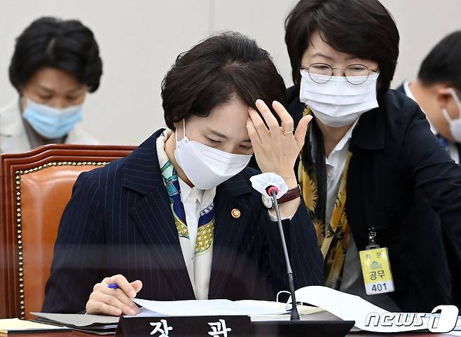 유은혜 부총리 겸 교육부 장관이 21일  교육위원회 국정감사에서 자료를 보고 있다. 2021.10.21/뉴스1 © News1 구윤성 기자