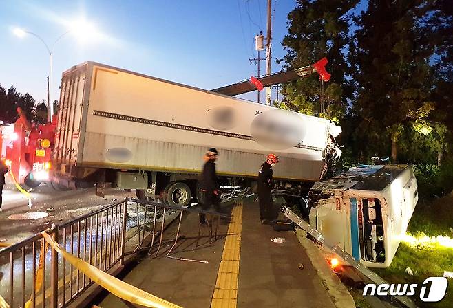 지난 4월6일 오후 6시1분쯤 제주시 아라1동 제주대학교 입구 사거리에서 8.5톤 화물트럭과 시내버스 2대, 1톤 트럭 등이 잇따라 부딪히면서 62명의 사상자가 발생했다.2021.4.6/뉴스1 © News1 오현지 기자