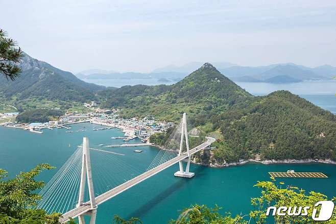 (창원=뉴스1) 강대한 기자 = 경남도가 21일 가을을 맞아 휴식을 즐길 수 있는 도내 비대면 안심 관광지 13곳을 추천했다. 사진은 통영의 사량도 지리산 전경.(경남도 제공)2021.10.21.© 뉴스1