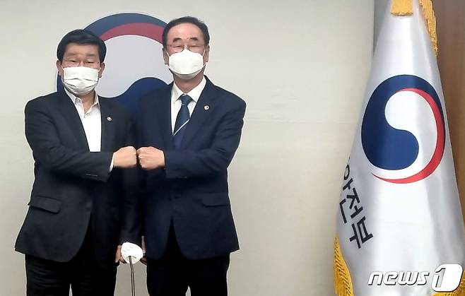 장세용 구미시장이 21일 전해철 행정안전부 장관을 만나 악수하고 있다. (구미시 제공) 2021.10.21/© 뉴스1