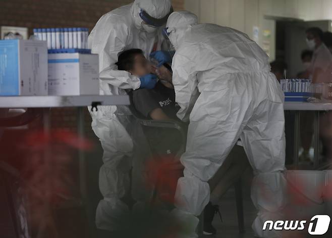 21일 오후 6시 현재 울산에선 3명의 코로나19 확진자가 발생했다. 지난 7일 울산 남구 한 초등학교에 마련된 임시 선별진료소에서 코로나19 전수검사가 진행되고 있다. 2021.10.7/뉴스1 © News1 윤일지 기자