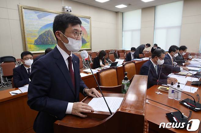 최준우 한국주택금융공사 사장이 18일 서울 여의도 국회에서 열린 정무위원회의 예금보험공사, 한국예탁결제원, 한국자산관리공사, 한국주택금융공사 등에 대한 국정감사에서 업무보고를 하고 있다. 2021.10.18/뉴스1 © News1 구윤성 기자