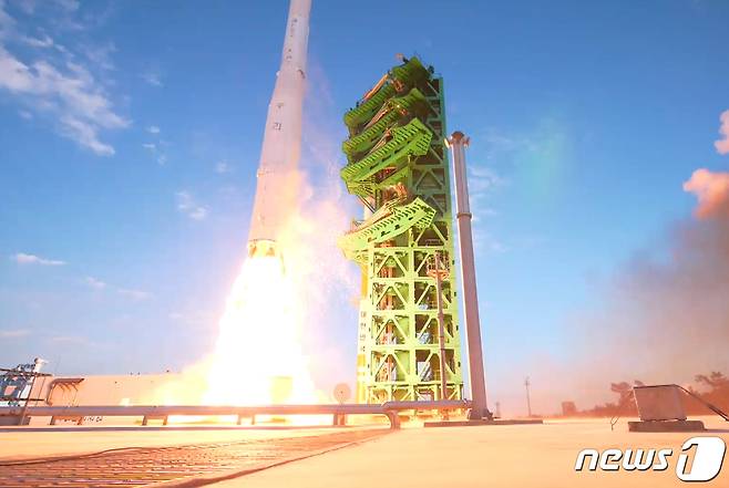 21일 전남 고흥군 나로우주센터 제2발사대에서 한국형 발사체 누리호(KSLV-ll)가 발사되고 있다. (한국항공우주연구원 제공) 2021.10.21/뉴스1