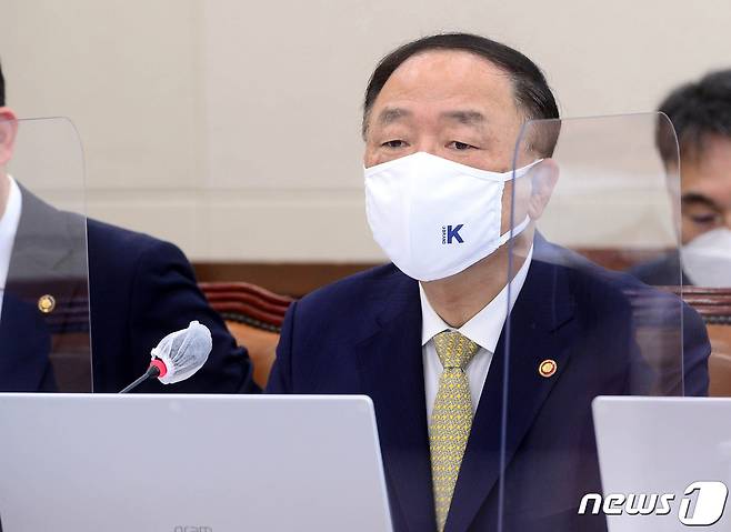 홍남기 경제부총리 겸 기획재정부 장관이 21일 오전 서울 여의도 국회에서 열린 기획재정위원회의 기획재정부·한국은행 등에 대한 종합국정감사에 참석해 질의에 대한 답변을 하고 있다. 2021.10.21/뉴스1 © News1 구윤성 기자