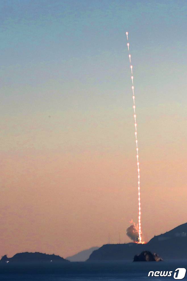 '한국형 발사체' 누리호가 21일 오후 전남 고흥군 나로우주센터에서 발사되고 있다. 1.5t급 실용위성을 지구저궤도(600~800km)에 투입하기 위해 만들어진 누리호는 길이 47.2m에 200톤 규모로, 엔진 설계와 제작, 시험과 발사 운용까지 모두 국내 기술로 완성됐다. (레이어 합성) 2021.10.21/뉴스1 © News1 조태형 기자