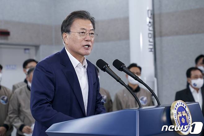 문재인 대통령이 21일 오후 전남 고흥 나로우주센터에서 한국형 발사체 '누리호(KSLV-II)' 발사 참관을 마치고 대국민 메시지를 발표하고 있다. 2021.10.21/뉴스1 © News1 이광호 기자
