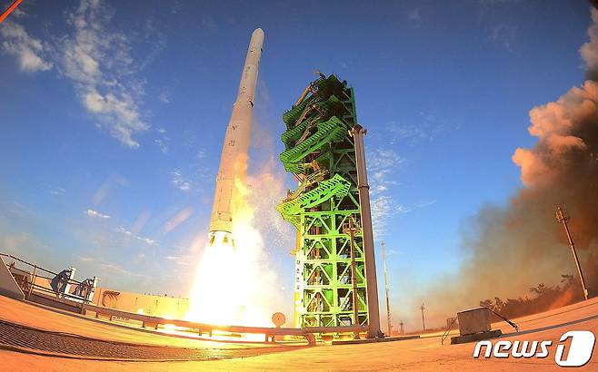 한국형 발사체 누리호(KSLV-ll)가 21일 고흥군 나로우주센터 제2발사대에서 화염을 내뿜으며 힘차게 날아오르고 있다. 누리호는 1.5t급 실용위성을 지구저궤도(600~800km)에 투입하기 위해 만들어진 3단 발사체이며 엔진 설계에서부터 제작, 시험, 발사 운용까지 모두 국내 기술로 완성한 최초의 국산 발사체다. 2021.10.21/뉴스1 © News1 사진공동취재단