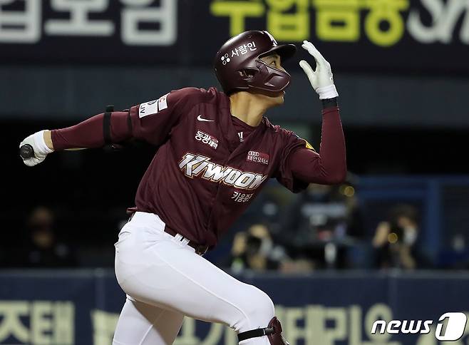 21일 오후 서울 잠실야구장에서 열린 '프로야구 2021 신한은행 SOL KBO리그' 키움히어로즈와 LG트윈스의 경기 3회초 무사 1,2루에서 키움 이정후가 역전을 만드는 적시타를 치고 있다. 2021.10.21/뉴스1 © News1 김진환 기자