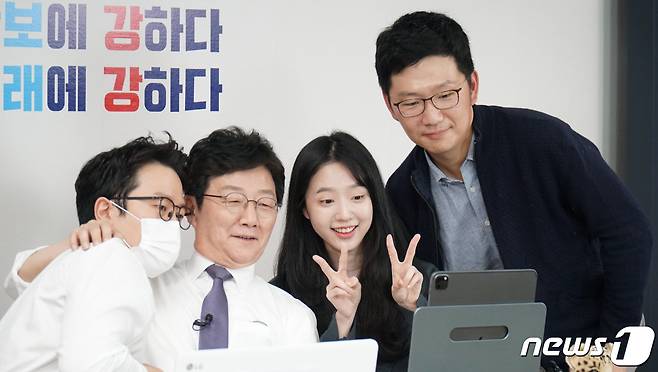 이기인 대변인(왼쪽부터), 유승민 후보, 유담씨, 유훈동씨 (유승민 캠프 제공) © 뉴스1