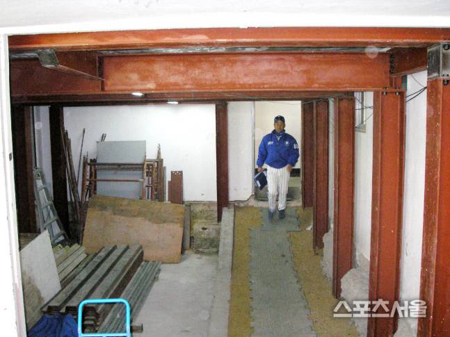 대구 시민야구장 시멘트 구조물 천정에 균열이 생겨 임시 방편으로 철제빔을 설치해놓은 모습.  스포츠서울DB