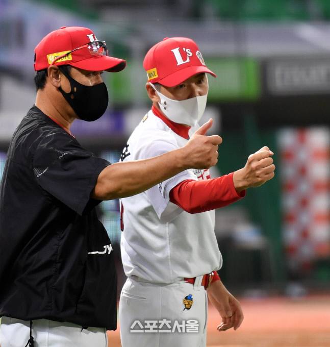 SSG 김원형(오른쪽) 감독이 지난달 8일 인천 LG 전을 마치고 선수들을 격려하고 있다. 문학 | 강영조기자 kanjo@sportsseoul.com