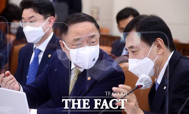 홍남기 경제부총리 겸 기획재정부 장관(왼쪽)과 이주열 한국은행 총재가 21일 오전 서울 여의도 국회에서 열린 기획재정위원회의 기획재정부, 한국은행 등에 대한 종합감사에 참석해 대화를 하고 있다./국회=남윤호 기자