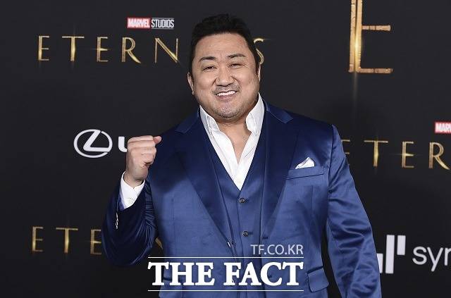 배우 마동석이 18일(현지시간) 미국 캘리포니아주 로스앤젤레스에서 열린 영화 '이터널스' 월드 프리미어 행사에서 기념 촬영을 하고 있다. /로스앤젤레스=AP.뉴시스