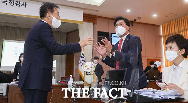 송석준 의원은 하루 앞선 20일 경기도청에서 열린 경기도에 대한 국정감사에서 같은 인형을 꺼내 여당 의원들의 항의를 받은 바 있다. /국회사진취재단