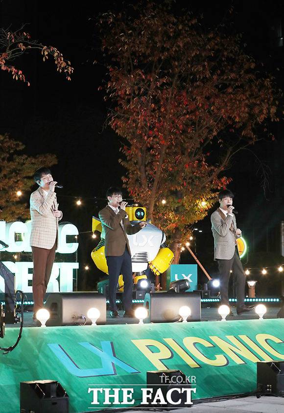 화려한 무대 펼치는 그룹 스윗소로우. / LX한국국토정보공사