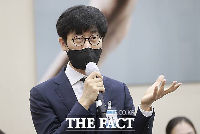 이해진 GIO는 "우리가 망 비용을 낸다면 우리보다 (트래픽을) 훨씬 많이 쓰는 해외 기업도 그에 맞는 비용을 내야 공정한 경쟁일 것"이라고 말했다.