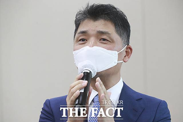 김범수 카카오 의장도 "글로벌 업체와 통신사와의 관계나 계약에 대해 알 수 없어 의견을 내기는 어렵다"면서도 "공정한 인터넷 환경이 될 수 있도록 국회에서 힘을 써 달라"고 말했다.