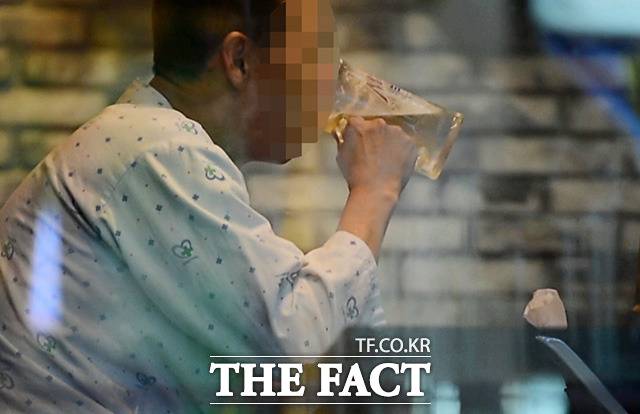 21일 김한정 더불어민주당 의원이 금융감독원으로부터 받은 자료에 따르면 지난해 보험사기 적발금액은 총 8986억 원에 이르는 것으로 나타났다. 사진은 경기도 안산시의 한 교통사고 전문 병원에 입원 중인 환자가 병원 인근 호프집에서 맥주를 마시고 있는 모습. /임영무 기자