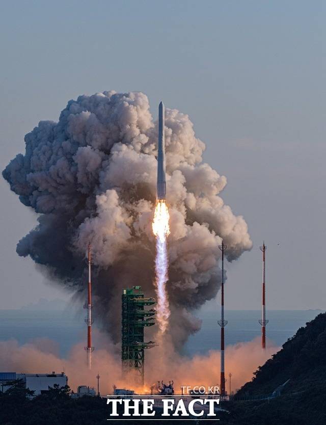 한국형 발사체 '누리호'가 21일 전남 고흥군 나로 우주센터 제2발사대에서 화염을 내뿜으며 힘차게 날아오르고 있다. /사진공동취재단