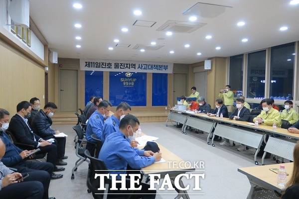 전날 오후 8시 '독도 해상 선박 전복사고' 관련 울진군 후포면 후포수협 2층에 설치된 제11일진호 울진지역사고대책본부에서 울진해경이 사고 선박 가족들이 참석한 가운데 구조 진행 상황을 설명하고 있다. /황진영 기자