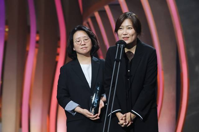 JTBC 2부작 드라마 '아이를 찾습니다'가 21일 상암 MBC홀에서 열린 국제 드라마 시상식 '제 16회 서울드라마어워즈'에서 대상을 수상했다. '아이를 찾습니다'를 연출한 조용원 감독(오른쪽)이 수상 소감을 전하고 있다. /서울드라마어워즈조직위 제공