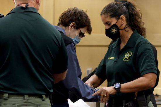 미 플로리다주 파크랜드 총격 사건의 용의자 니콜라스 크루스가 20일(현지시간) 브로워드 카운티 법원에서 유죄를 인정한 뒤 수갑을 차고 있다. [이미지출처=로이터연합뉴스]