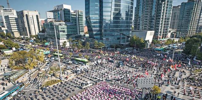 20일 오후 민노총 조합원 2만7000여 명이 서울 서대문역 사거리에 기습적으로 모여 도로를 점거하고 불법 집회를 벌이고 있다. 경찰이 민노총 집결을 차단하겠다며 서울 도심에 차벽을 세웠지만, 노조원들의 게릴라 집회를 막지 못했다. 민노총은 코로나 방역 체계를 위험에 빠뜨린다는 각계 비판에도 전국 각지에서 사회적 거리 두기 지침을 무시하고 불법 집회를 강행했다. /김지호 기자