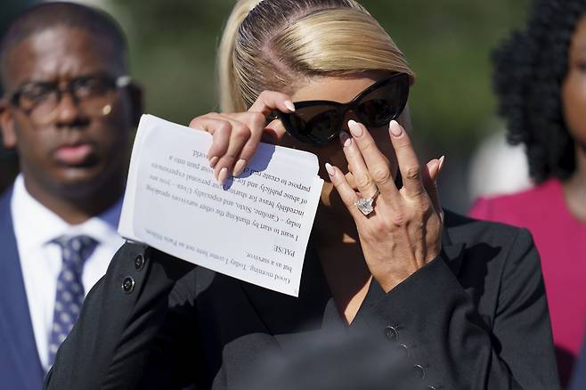 회견 중 자신의 경험을 공유하며 눈물을 흘리는 패리스 힐턴. /AP 연합뉴스