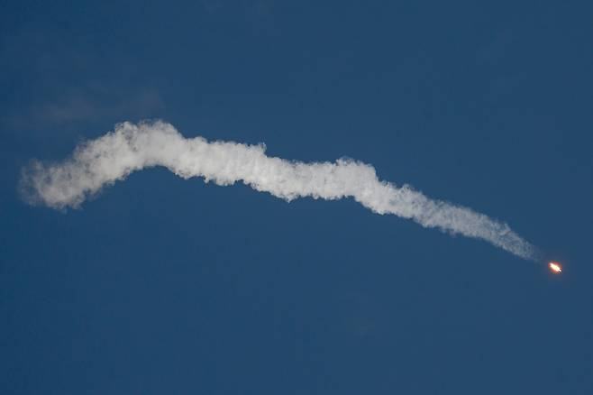 순수 국내 기술로 설계·제작된 한국형 발사체 누리호(KSLV-ll)가 21일 전남 고흥군 나로우주센터에서 발사되고 있다. 누리호는 1.5t급 실용위성을 지구 저궤도(600~800km)에 투입하기 위해 만들어진 3단 발사체이며 엔진 설계에서부터 제작, 시험, 발사 운용까지 모두 국내 기술로 완성한 최초의 국산 발사체이다. 2021.10.21 [사진공동취재단]