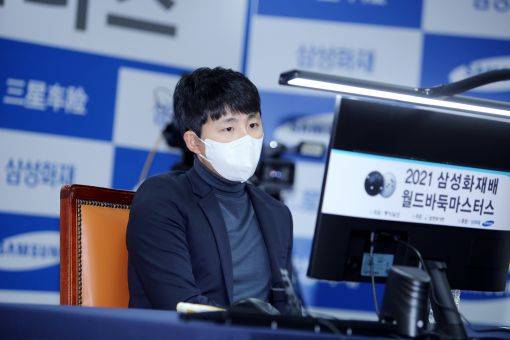 21일 열린 삼성화재배 월드바둑마스터스 1회전 대국서 디펜딩 챔프 커제를 반집 차로 꺾은 김지석.  /한국기원