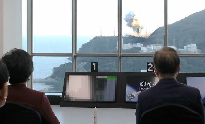 문재인 대통령과 김정숙 여사가 21일 오후 전남 고흥 나로우주센터 연구동에서 김진한 한국항공우주연구원 책임연구원의 설명을 들으며 한국형 발사체 '누리호(KSLV-2)'의 발사를 참관하고 있다. /연합뉴스