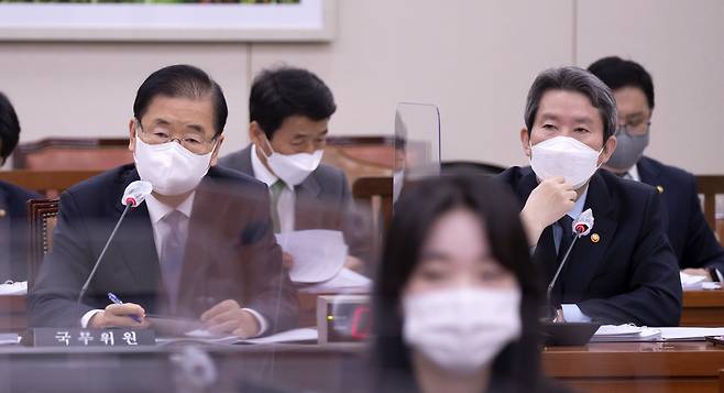 정의용 외교부 장관(왼쪽)과 이인영 통일부 장관이 21일 국회 외교통일위원회의 외교부·통일부 등에 대한 종합감사에서 의원들 질의를 듣고 있다. /연합뉴스