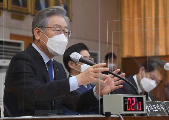 더불어민주당 대선 후보인 이재명 경기도지사가 20일 오후 경기도 수원시 팔달구 경기도청에서 열린 국회 국토교통위원회의 경기도청에 대한 국정감사에서 의원 질의에 답변하고 있다. 2021.10.20/뉴스1 © News1