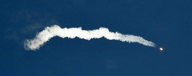 우주를 향해 힘차게 날고 있는 누리호